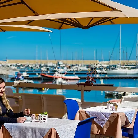 Cala Marina Hotel 3*